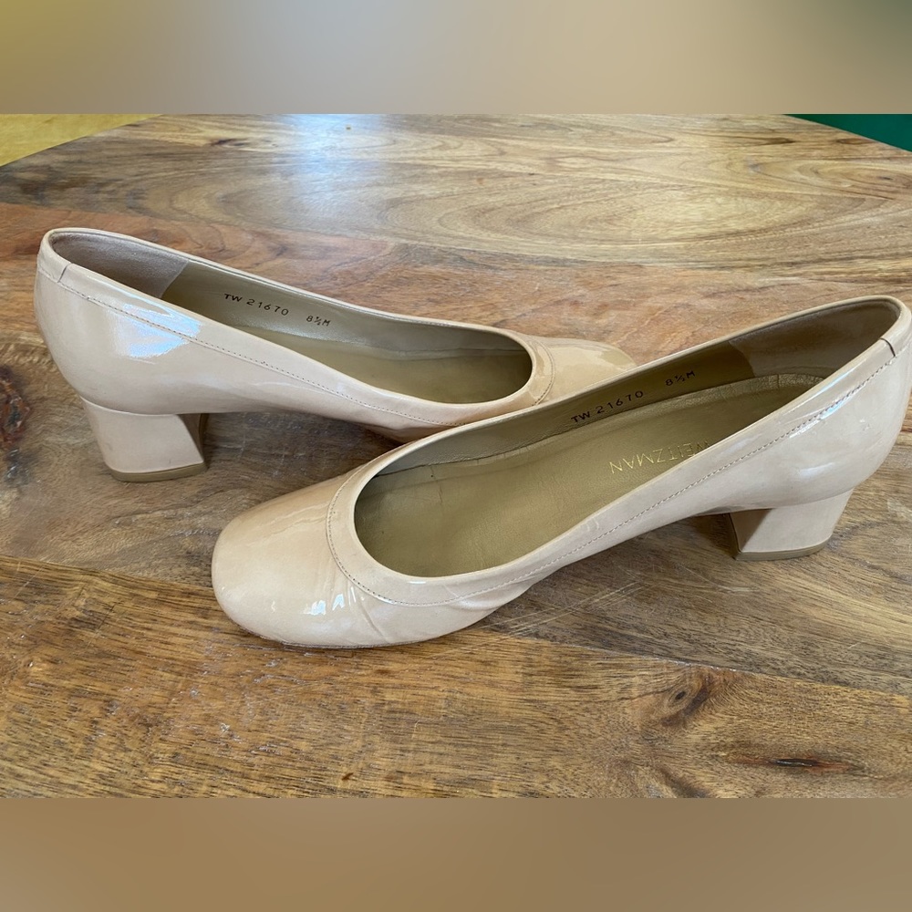 STUART WEITZMAN NUDE PATENT LEATHER PUMP